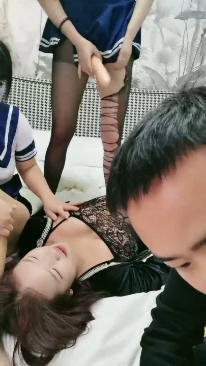 Screenshot 11 from 日本校服少女三人行 — 大胸试镜第一视角
