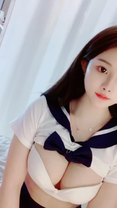 Screenshot 2 from Japanese Schoolgirl Uniform Posing — Petite Beauty in Sailor Outfit [FC2-PPV]