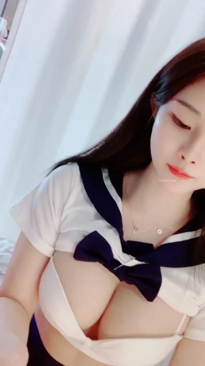 Screenshot 3 from Japanese Schoolgirl Uniform Posing — Petite Beauty in Sailor Outfit [FC2-PPV]