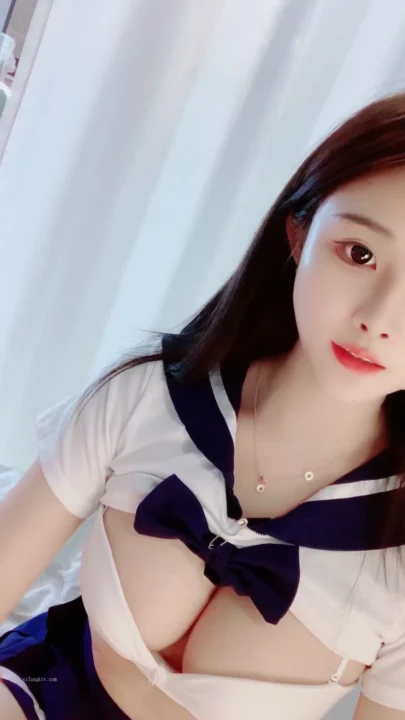 Screenshot 4 from Japanese Schoolgirl Uniform Posing — Petite Beauty in Sailor Outfit [FC2-PPV]