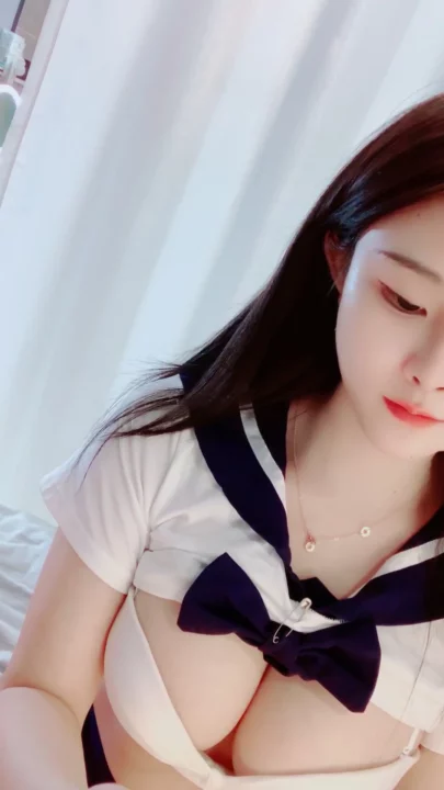 Screenshot 5 from Japanese Schoolgirl Uniform Posing — Petite Beauty in Sailor Outfit [FC2-PPV]