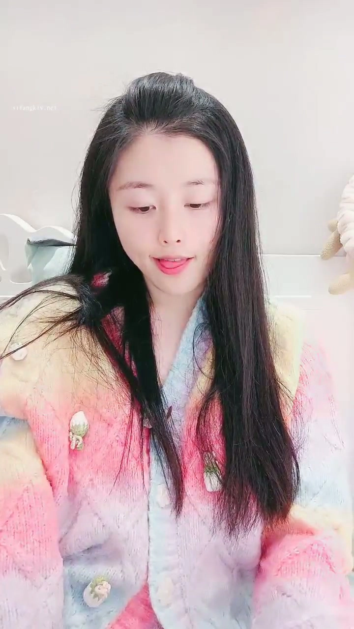 Play video: 日本独居生活 — 穿着淡色家居服的 ASMR，露脸展示