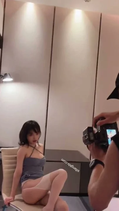 Screenshot 7 from Petite secrétaire japonaise en sous-vêtements coquins — Teasing solo en bas et camisole