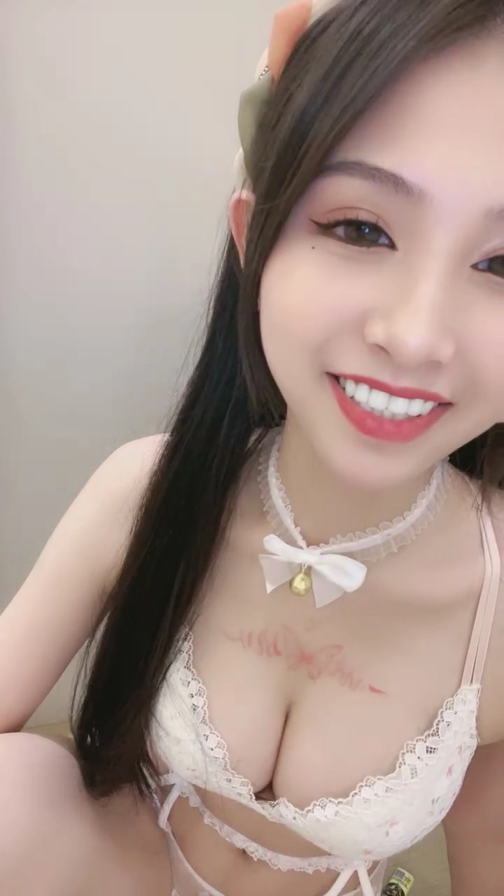 Play video: Japanese Solo Masturbation — Petite Beauty Faces Camera in Lingerie Leak