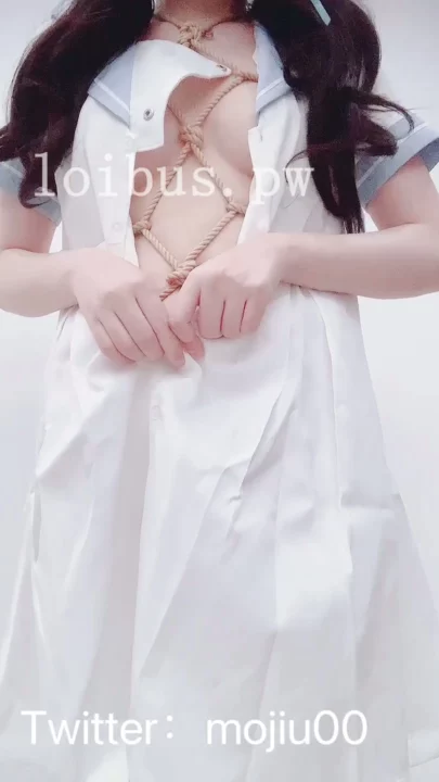 Screenshot 5 aus Japanische Solo-Masturbation — Petite Schönheit in weißen Strümpfen und Seilbondage