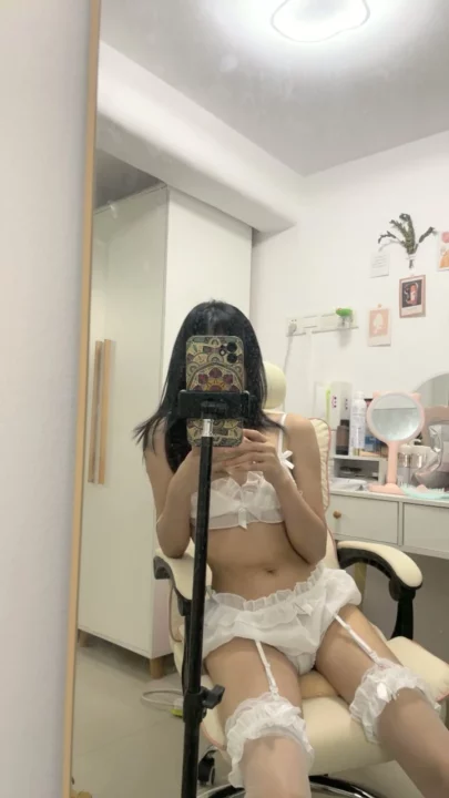 Screenshot 5 from Japanese Solo Masturbation — Yumeng Teases with Vibrator in Lingerie