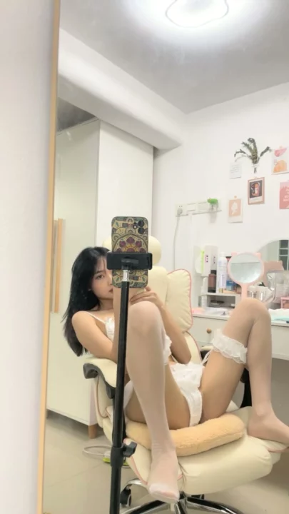 Screenshot 6 from Japanese Solo Masturbation — Yumeng Teases with Vibrator in Lingerie