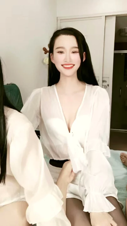 Screenshot 2 aus Japanisches Amateur-Dreier — Lesben-Dreier mit Strumpfhosen in POV [FC2-PPV-4874379]