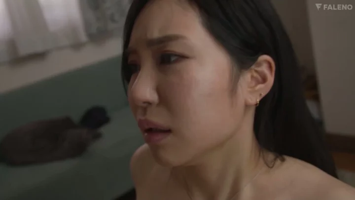 Screenshot 4 aus Japanische Hausfrau Creampie POV — Unschuldiger Blick wird zum Hardcore-Fick