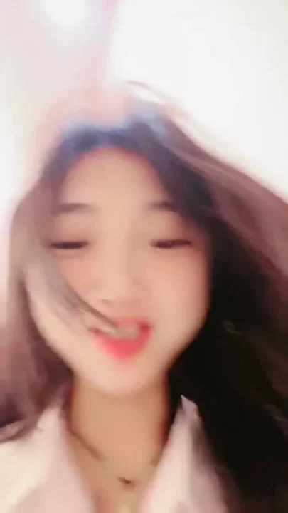 2번 스크린샷, POV 아마추어 자위 — 쉐얀, 얼굴 공개한 상태에서 망사 속옷 입고 딜도 사용에서 캡처됨