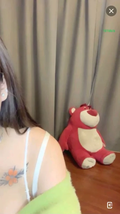 Screenshot 11 aus Keke Baby Solo Masturbation — Livestream-Leak mit rasieter Muschi