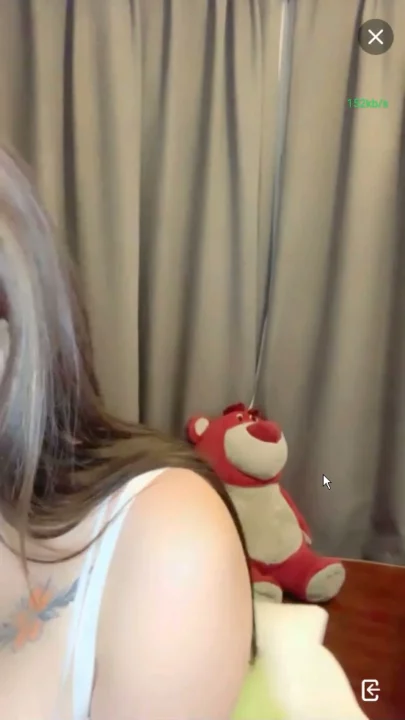 Screenshot 4 aus Keke Baby Solo Masturbation — Livestream-Leak mit rasieter Muschi