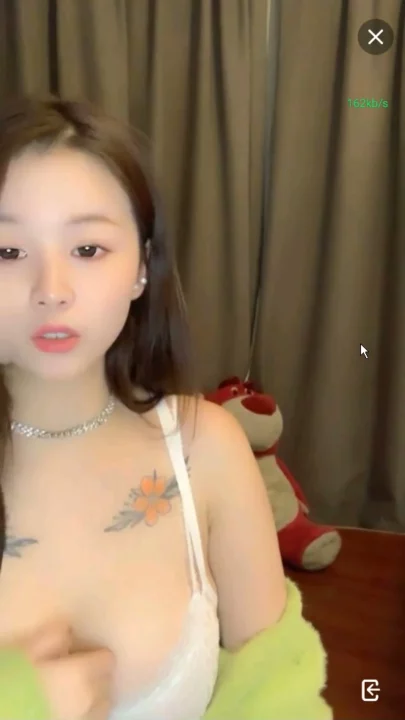 Screenshot 7 aus Keke Baby Solo Masturbation — Livestream-Leak mit rasieter Muschi
