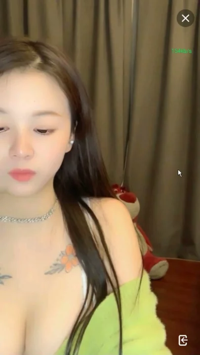 Screenshot 8 aus Keke Baby Solo Masturbation — Livestream-Leak mit rasieter Muschi