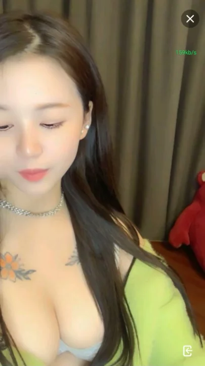 Screenshot 9 aus Keke Baby Solo Masturbation — Livestream-Leak mit rasieter Muschi