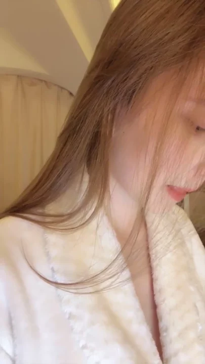 Screenshot 29 from Niuniu Tự Sướng POV Quyến Rũ — Em Á Châu Nhỏ Nhắn Khoe Hàng Trong Áo Choàng Mềm Mại