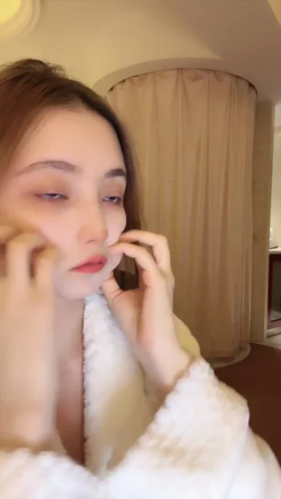 Screenshot 4 from Niuniu Tự Sướng POV Quyến Rũ — Em Á Châu Nhỏ Nhắn Khoe Hàng Trong Áo Choàng Mềm Mại