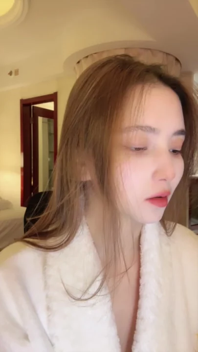 Screenshot 7 from Niuniu Tự Sướng POV Quyến Rũ — Em Á Châu Nhỏ Nhắn Khoe Hàng Trong Áo Choàng Mềm Mại