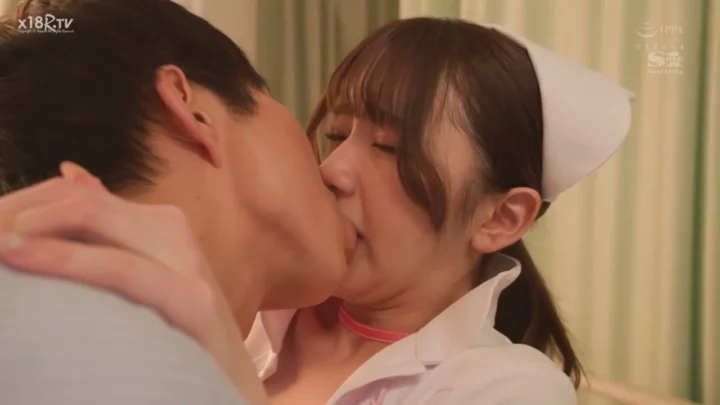 Screenshot 8 aus POV Creampie bei der geilen Krankenschwester — Japanische Brüstlerin wird heftig im Schlafzimmer gefickt