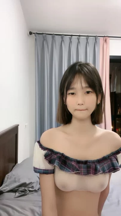 Fuite en direct d'une petite Asiatique — regard innocent, lingerie transparente pour aguicher