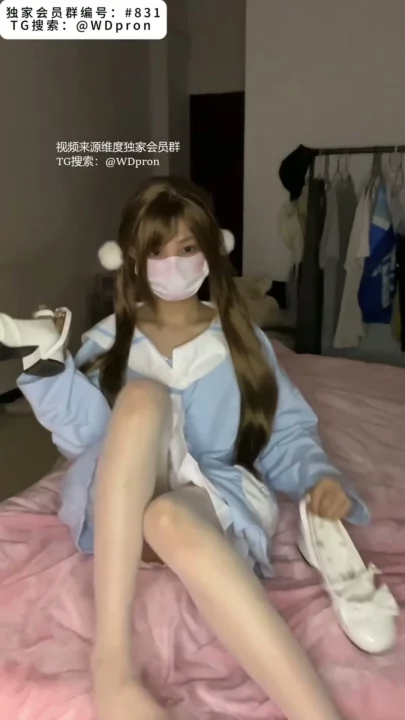 Screenshot 2 aus Petite Asiatin POV Creampie — Maskierte Schulmädchen in blauer Uniform