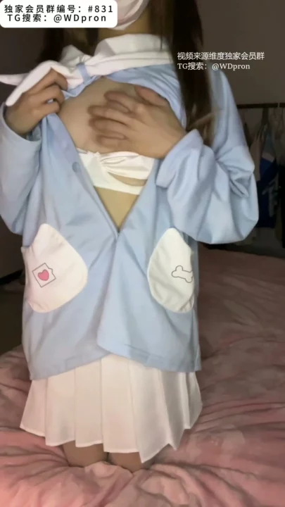 Petite Asiatin POV Creampie — Maskierte Schulmädchen in blauer Uniform