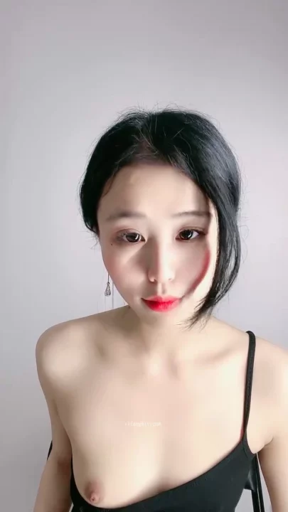 Screenshot 2 aus Petite Asiatin im Lingerie-Tease — Maskierte Schönheit fingert sich selbst im schwarzen Tanga