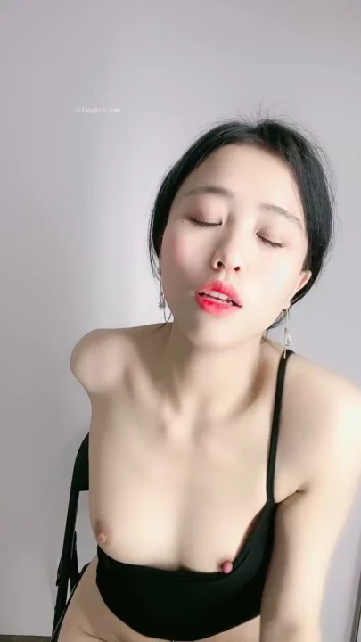 Screenshot 12 aus Petite Asiatin im Lingerie-Tease — Maskierte Schönheit fingert sich selbst im schwarzen Tanga
