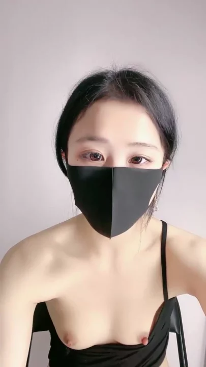 Screenshot 15 aus Petite Asiatin im Lingerie-Tease — Maskierte Schönheit fingert sich selbst im schwarzen Tanga