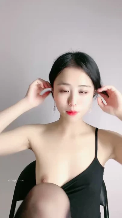 Screenshot 4 aus Petite Asiatin im Lingerie-Tease — Maskierte Schönheit fingert sich selbst im schwarzen Tanga