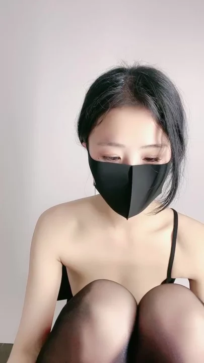 Screenshot 7 aus Petite Asiatin im Lingerie-Tease — Maskierte Schönheit fingert sich selbst im schwarzen Tanga