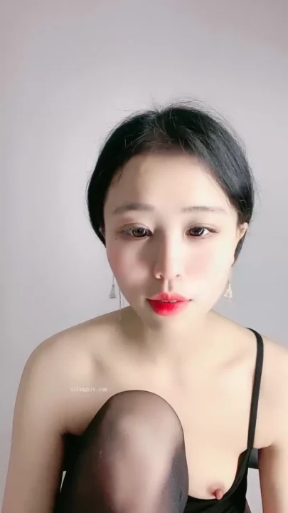 Screenshot 9 aus Petite Asiatin im Lingerie-Tease — Maskierte Schönheit fingert sich selbst im schwarzen Tanga