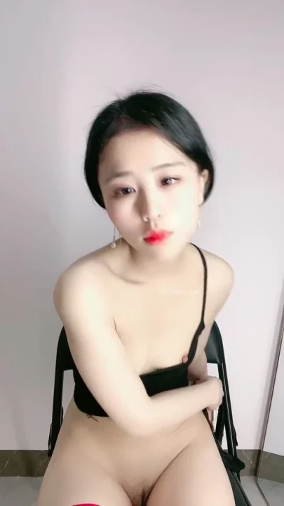 Screenshot 10 aus Petite Asiatin im Lingerie-Tease — Maskierte Schönheit fingert sich selbst im schwarzen Tanga