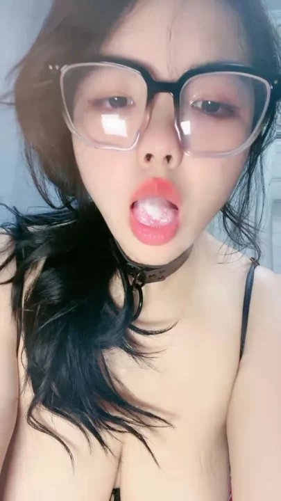 Screenshot 12 aus Kleine Asiatin masturbiert solo — Brille und Dessous POV