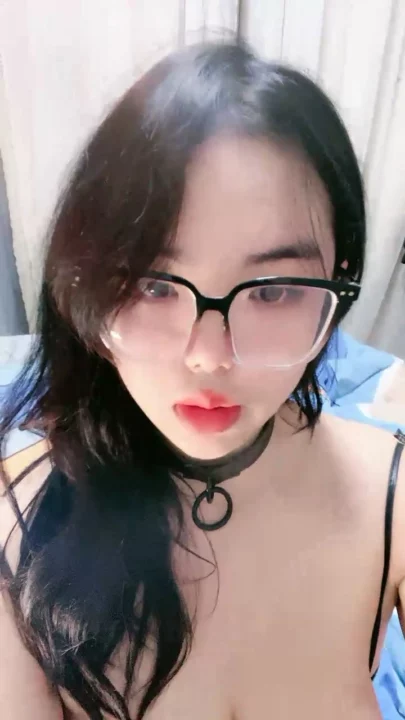 Screenshot 2 aus Kleine Asiatin masturbiert solo — Brille und Dessous POV