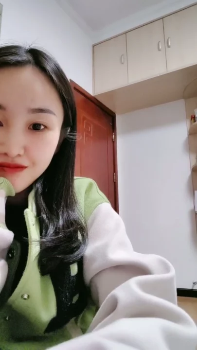 Screenshot 12 aus Petite Asiatin solo am Teasen — Varsity-Jacke und verführerische Posen im Studentenzimmer