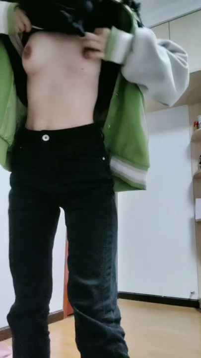 Screenshot 14 aus Petite Asiatin solo am Teasen — Varsity-Jacke und verführerische Posen im Studentenzimmer