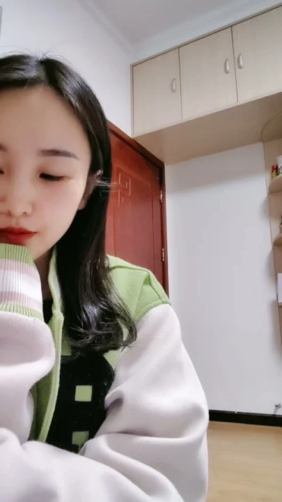 Screenshot 15 aus Petite Asiatin solo am Teasen — Varsity-Jacke und verführerische Posen im Studentenzimmer