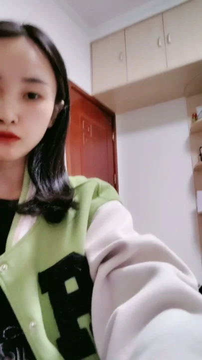 Screenshot 4 aus Petite Asiatin solo am Teasen — Varsity-Jacke und verführerische Posen im Studentenzimmer