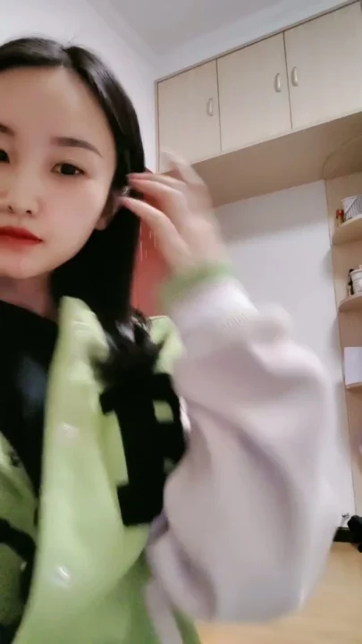 Screenshot 5 aus Petite Asiatin solo am Teasen — Varsity-Jacke und verführerische Posen im Studentenzimmer