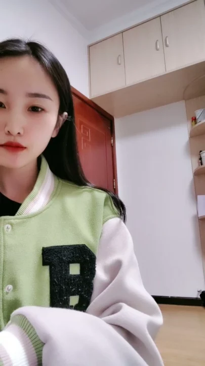娇小亚洲妹子独演诱惑 — 宿舍里的校队夹克时尚Pose