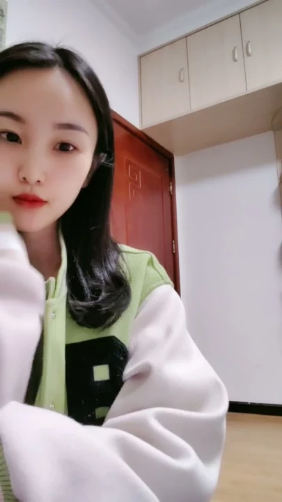 Screenshot 7 aus Petite Asiatin solo am Teasen — Varsity-Jacke und verführerische Posen im Studentenzimmer