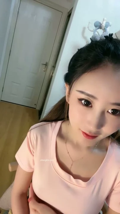 Asiatique amateur en POV — Belle petite brune en haut rose