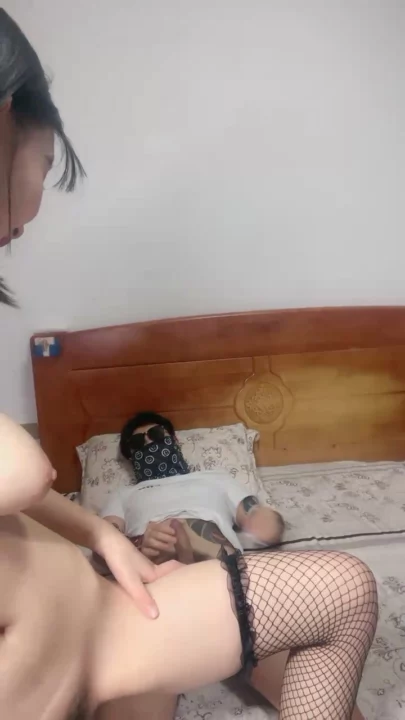 Screenshot 15 aus POV Creampie mit zierlicher Asiatin — Masturbation mit Gesicht und Strumpfhose im Hotel [FC2-PPV-512690]