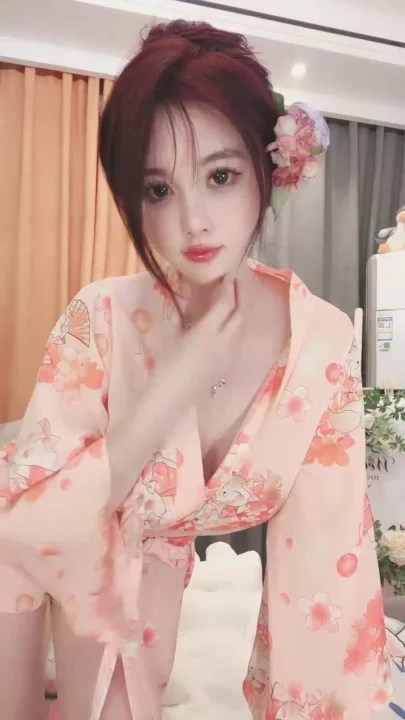 Screenshot 2 from 第一视角：小巧亚洲美女穿内衣玩玩具，正脸出镜