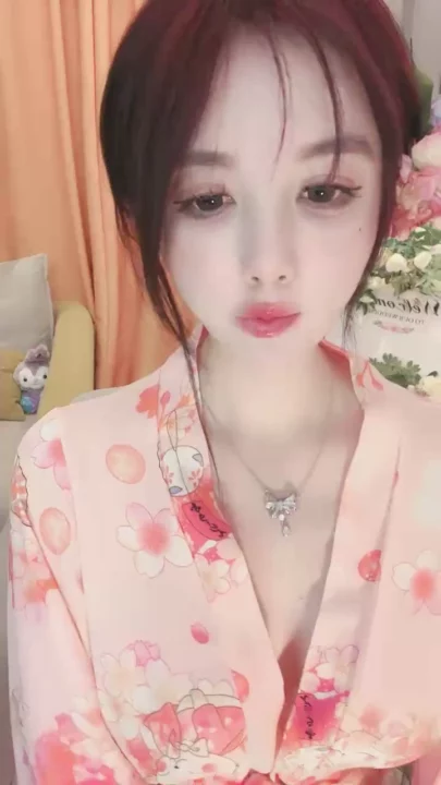 Screenshot 4 from 第一视角：小巧亚洲美女穿内衣玩玩具，正脸出镜