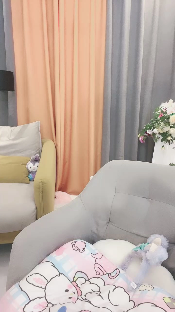 Play video: 第一视角：小巧亚洲美女穿内衣玩玩具，正脸出镜