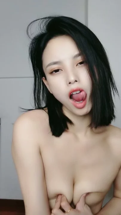 Screenshot 5 aus POV Interracial Creampie — Schlanke Asiatin gibt Blowjob und Bad danach