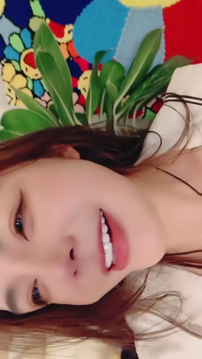 Screenshot 17 from Quan Cảnh Tự Sướng với Đồ Chơi — Em Á Châu Nhỏ Nhắn Lồn Trọc Lóc