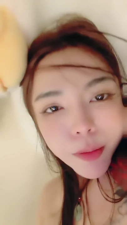 Screenshot 21 from Quan Cảnh Tự Sướng với Đồ Chơi — Em Á Châu Nhỏ Nhắn Lồn Trọc Lóc